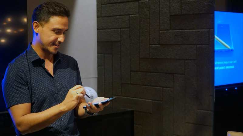 Laporan dari New York: Raisa Pakai Oppo Find X, Hamish Daud Pilih Galaxy Note 9 Laporan dari New York: Raisa Pakai Oppo Find X, Hamish Daud Pilih Galaxy Note 9