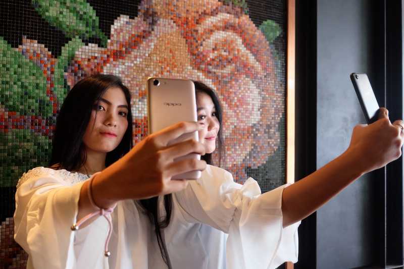 6 Alasan yang Bikin Cewek <i>Ogah</i> Selfie