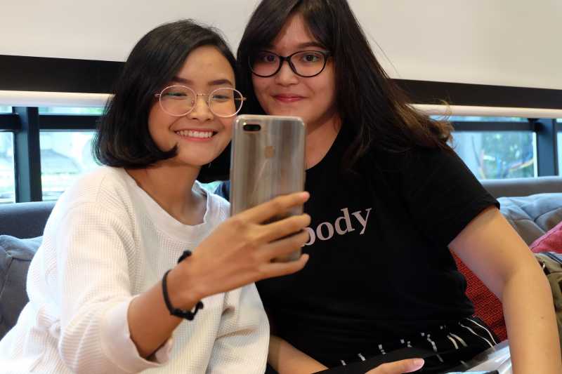 Mengenal <i>Notch, Waterdrop </i>dan <i>Punch Hole</i> pada Layar Ponsel Mengenal <i>Notch, Waterdrop </i>dan <i>Punch Hole</i> pada Layar Ponsel