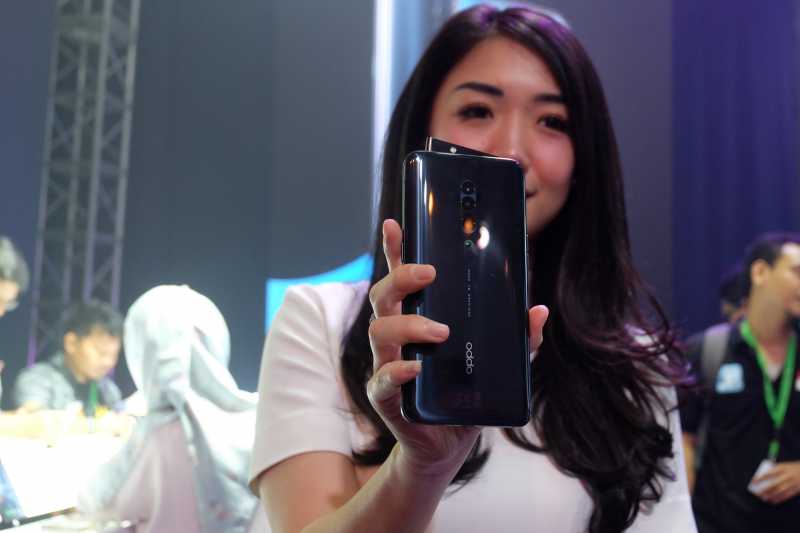 Kesan Menggenggam Oppo Reno, Ponsel Berkamera ‘Miring’ Kesan Menggenggam Oppo Reno, Ponsel Berkamera ‘Miring’