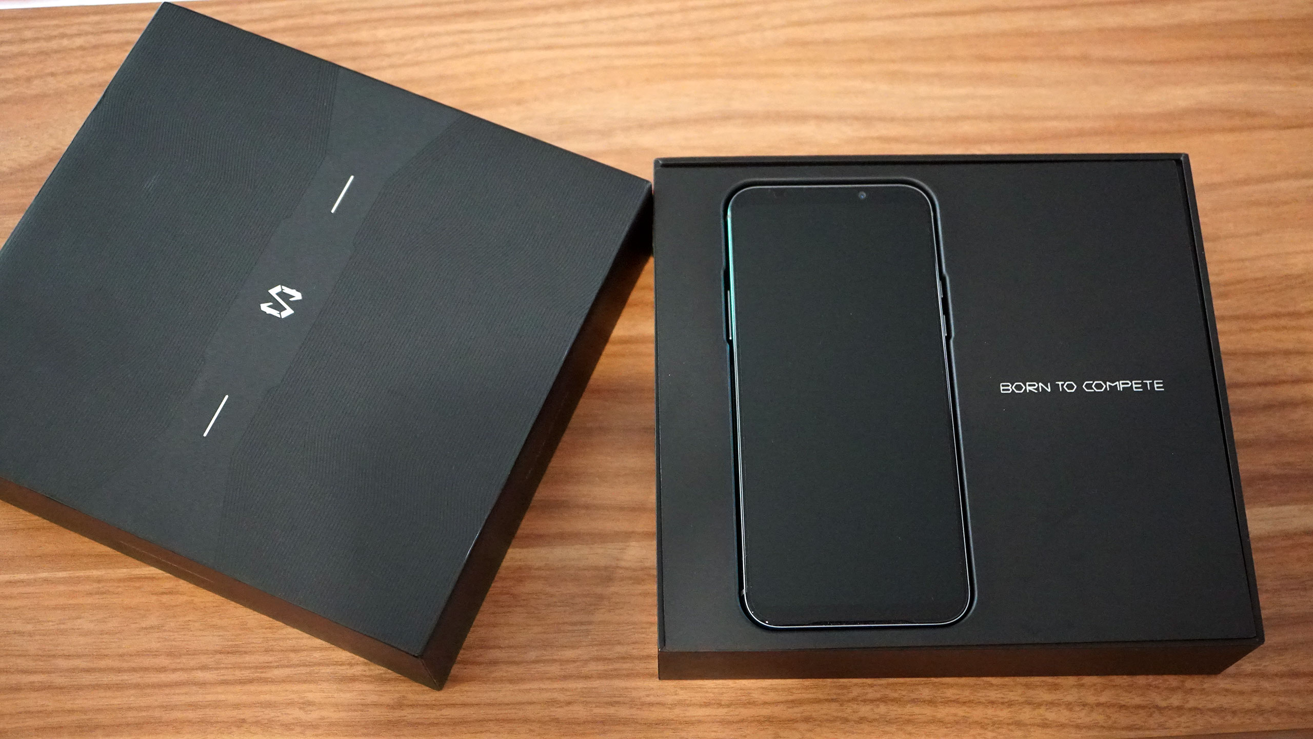 Unboxing Xiaomi Black Shark 2 Pro: Beli Ponsel Gaming Dapatnya Apa Aja?