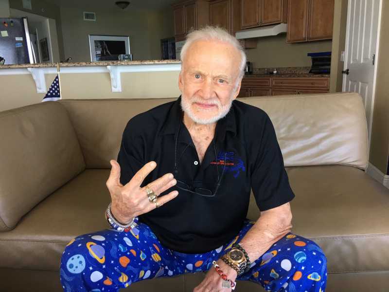 Mantan Astronaut Buzz Aldrin Lolos Uji Kebohongan tentang UFO di Antariksa