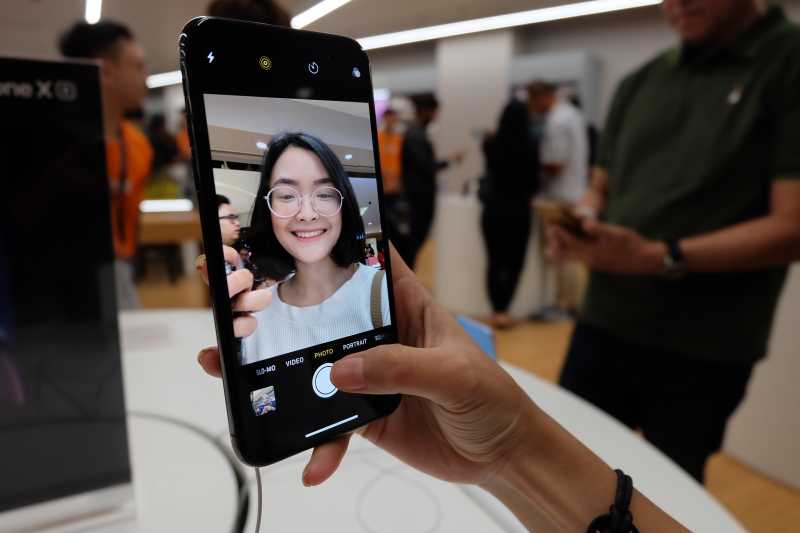 Berapa Lama Pekerja Indonesia dengan Gaji <i>Ngepas</i> Bisa Beli iPhone XS? Berapa Lama Pekerja Indonesia dengan Gaji <i>Ngepas</i> Bisa Beli iPhone XS?