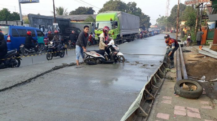 Gokil! Motor Matik \'Emak-emak\' Terobos Cor-coran Semen Gokil! Motor Matik \'Emak-emak\' Terobos Cor-coran Semen