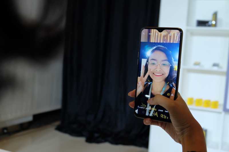 Sama-sama Tonjolkan Kamera Ponsel, Apa Bedanya Realme dengan Oppo?