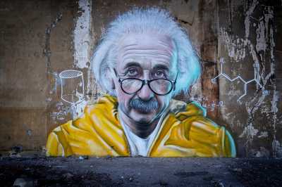 Surat Albert Einstein Berisi Persamaan E = mc2 Terjual Rp17 M