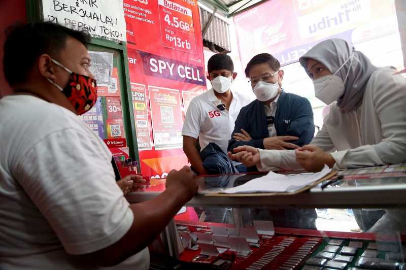 Pelanggan Telkomsel Selama Libur Akhir Tahun: Belanja Online Sembari <i>Chatting-an</i>