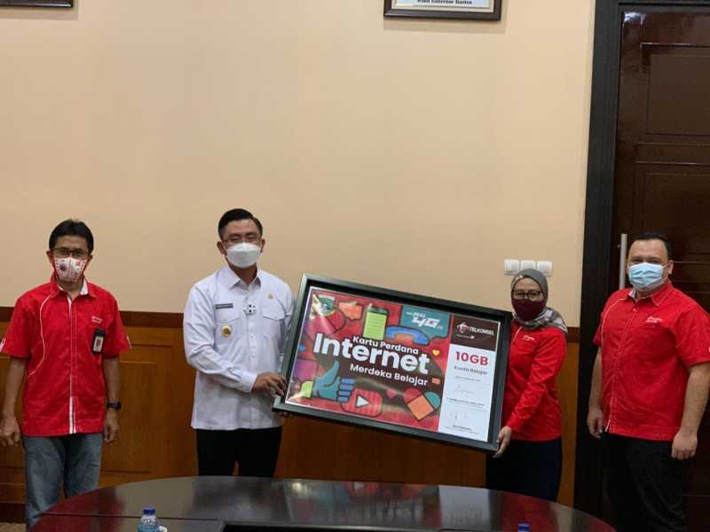 Telkomsel Sebar 800 Ribu Kartu Internet untuk Pelajar di Banten Telkomsel Sebar 800 Ribu Kartu Internet untuk Pelajar di Banten