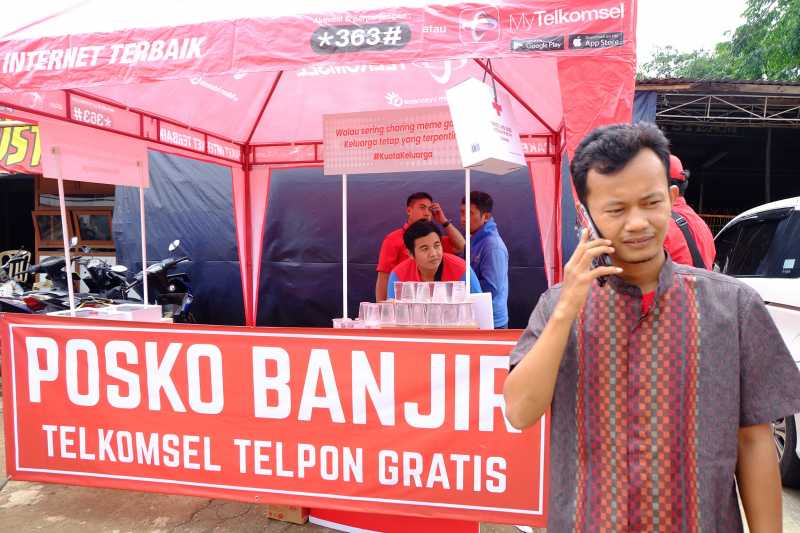 Telkomsel Sediakan Layanan Telepon dan <i>Charging</i> Gratis di Posko Banjir Telkomsel Sediakan Layanan Telepon dan <i>Charging</i> Gratis di Posko Banjir