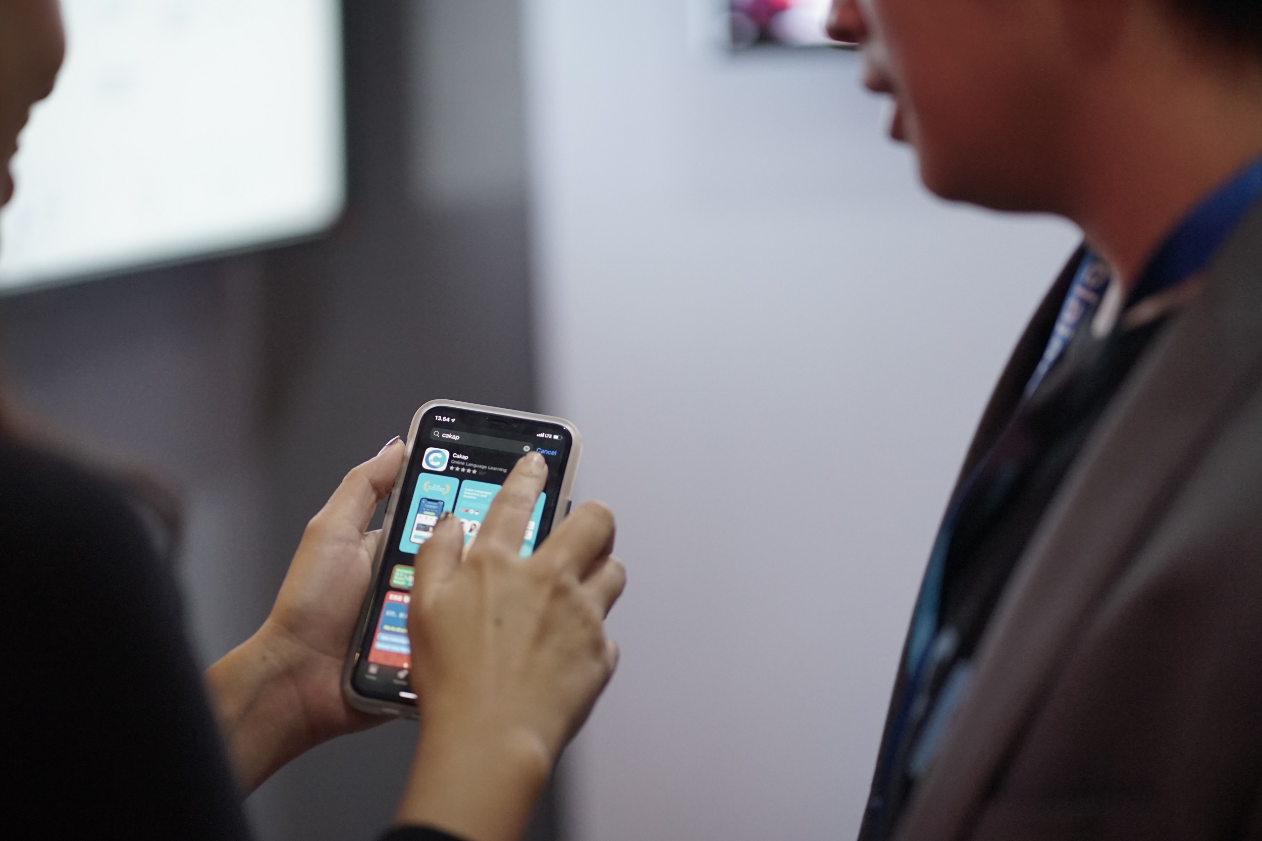 Hampir 200 Juta Orang Indonesia Online Pakai Ponsel, Kebanyakan Akses Sosmed