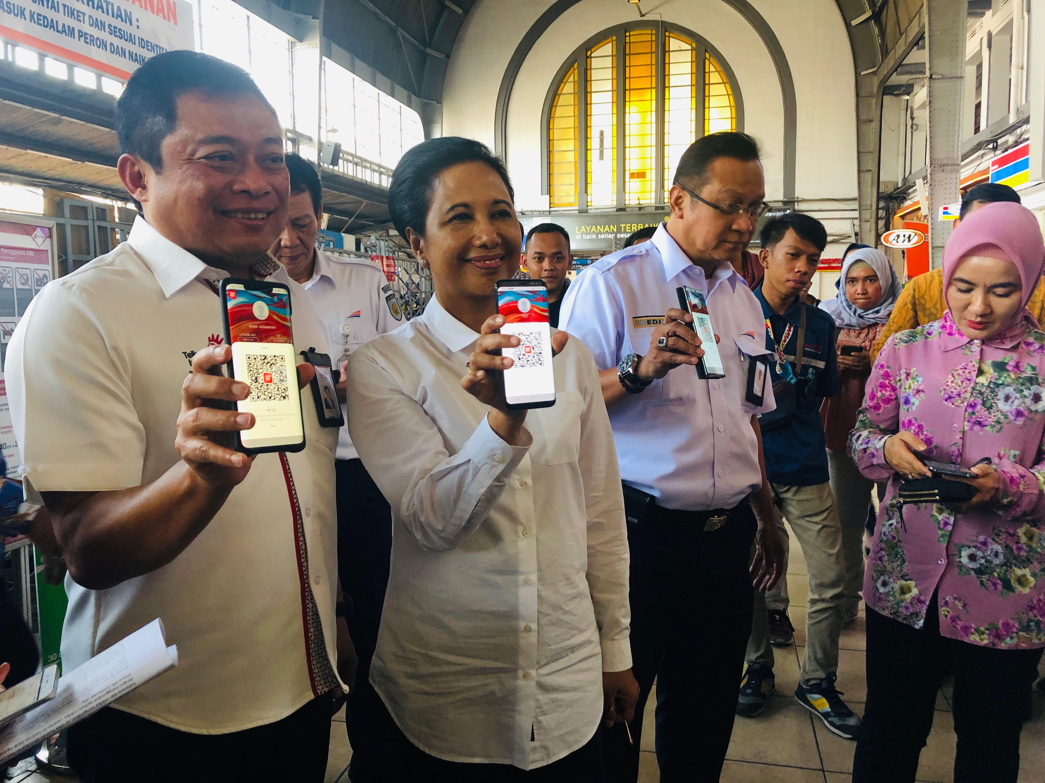 FOTO: Uji Coba Beli Tiket Commuter Line Pakai LinkAja