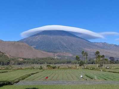 Lagi Viral, Awan di Gunung Rinjani Seperti Topi