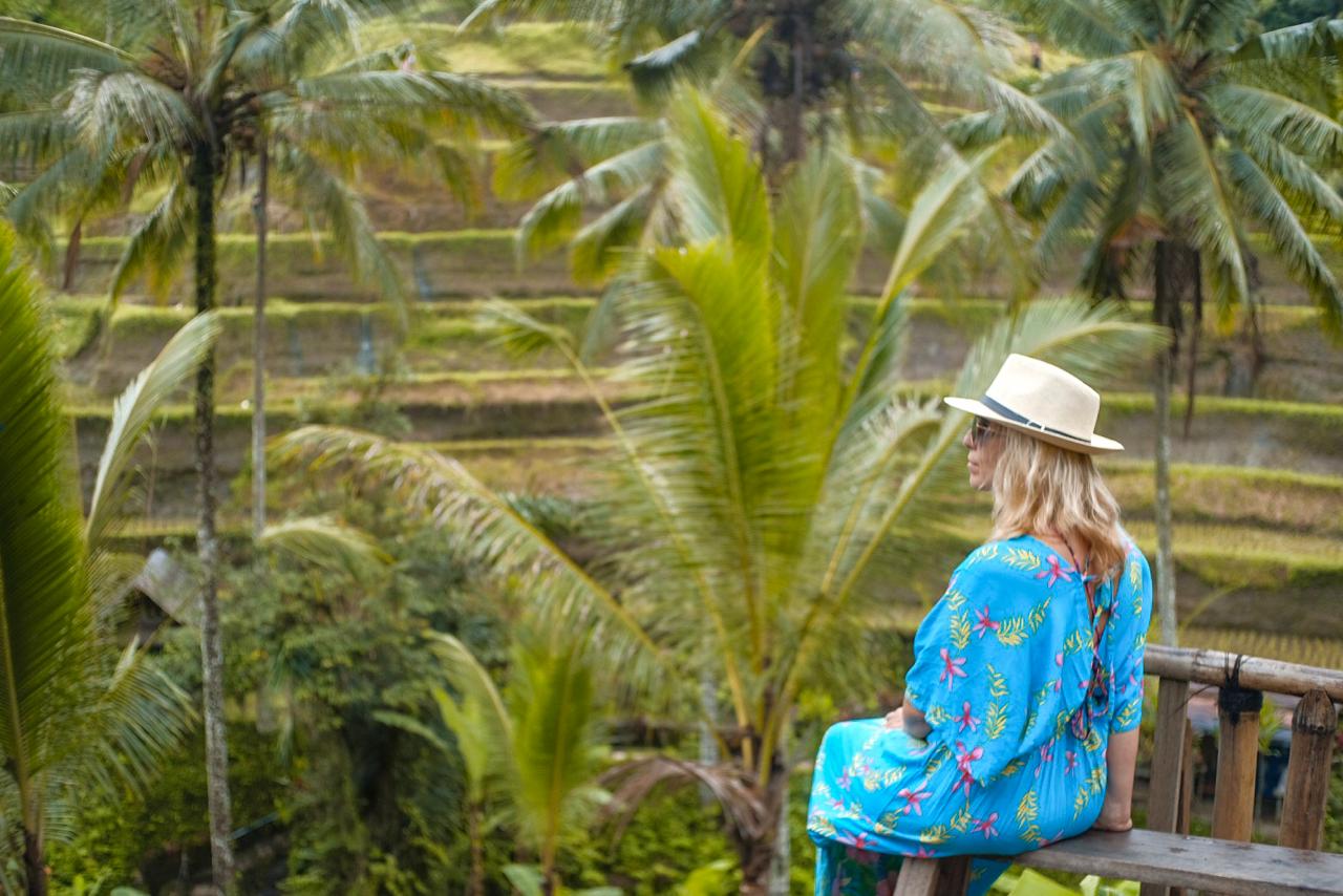 <i>Gak</i> Cuma Jadi Gembel, Ada Turis Rusia Menyamar Pemandu Wisata di Bali