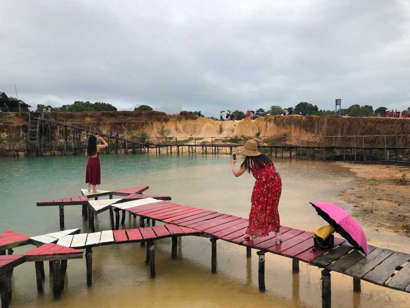 Melihat Keindahan Telaga Biru dan Gurun Pasir Busung di Bintan Melihat Keindahan Telaga Biru dan Gurun Pasir Busung di Bintan