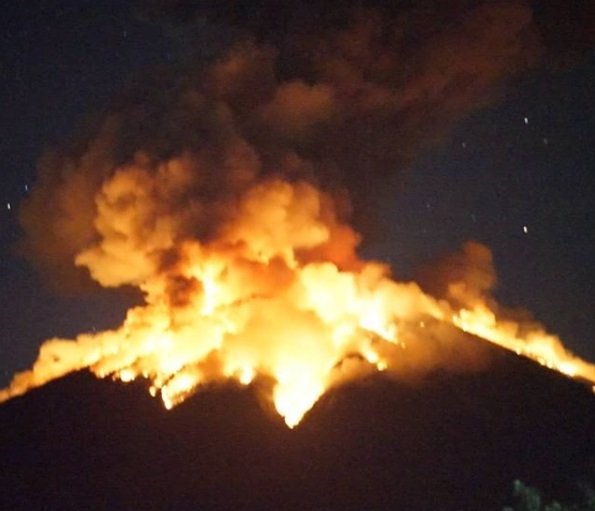 Gunung Agung Meletus di Malam Hari, Terlihat Cantik namun Mematikan