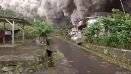 Video Mengerikan Terlihat Usai Ponsel Perekam Erupsi Semeru Diperbaiki 