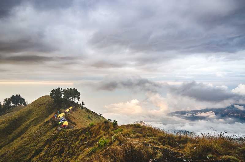 Sebelum Dibatalkan, Warganet <i>Gak</i> Setuju Pemisahan Tenda Cowok-Cewek di Gunung Rinjani