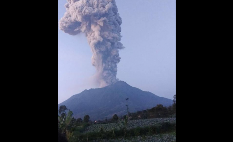 Gunung Merapi Meletus, Netizen Khawatir Masker Langka Akibat Corona Gunung Merapi Meletus, Netizen Khawatir Masker Langka Akibat Corona