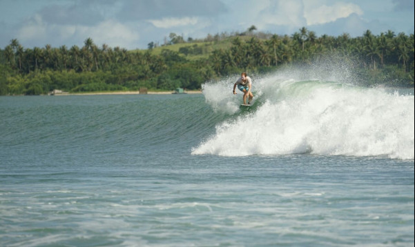 Pantai Sorake di Nias Selatan dan Gulungan Ombak yang Sempurna Pantai Sorake di Nias Selatan dan Gulungan Ombak yang Sempurna