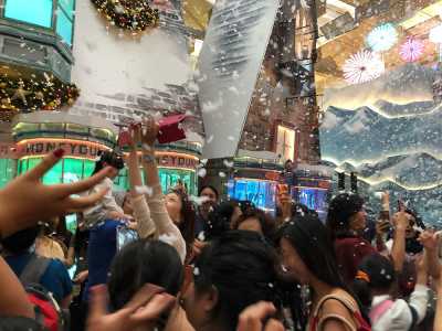 Wow, Hujan Salju Turun di Bandara Changi Singapura