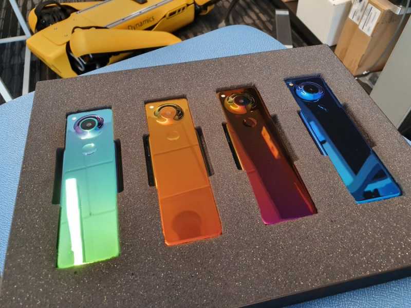 Pendiri Android Pamer Ponsel Misterius, kok Mirip Remote TV? Pendiri Android Pamer Ponsel Misterius, kok Mirip Remote TV?