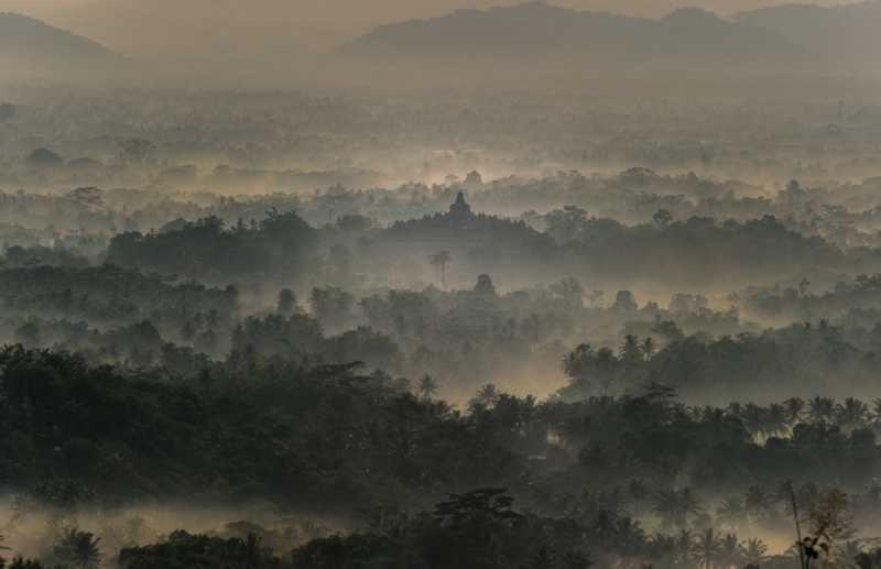 Menanti Keelokan Matahari Terbit di Punthuk Setumbu Menanti Keelokan Matahari Terbit di Punthuk Setumbu