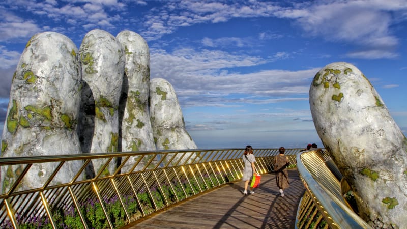 Menelusuri Jembatan Emas di Vietnam, Seperti Berjalan di Atas Awan Menelusuri Jembatan Emas di Vietnam, Seperti Berjalan di Atas Awan