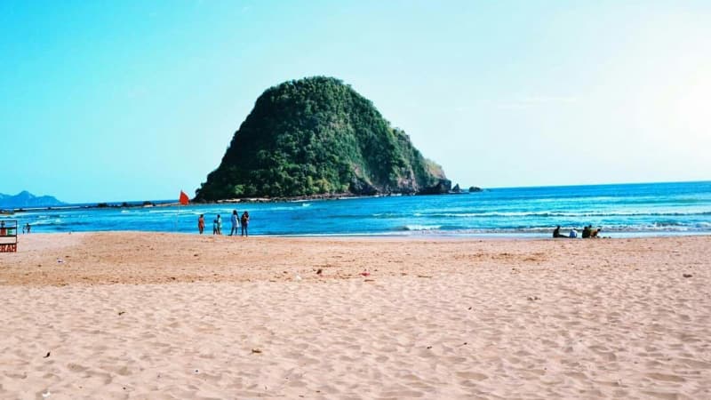 Pantai Pulau Merah Banyuwangi, Ombaknya Menjadi Incaran Peselancar Mancanegara Pantai Pulau Merah Banyuwangi, Ombaknya Menjadi Incaran Peselancar Mancanegara