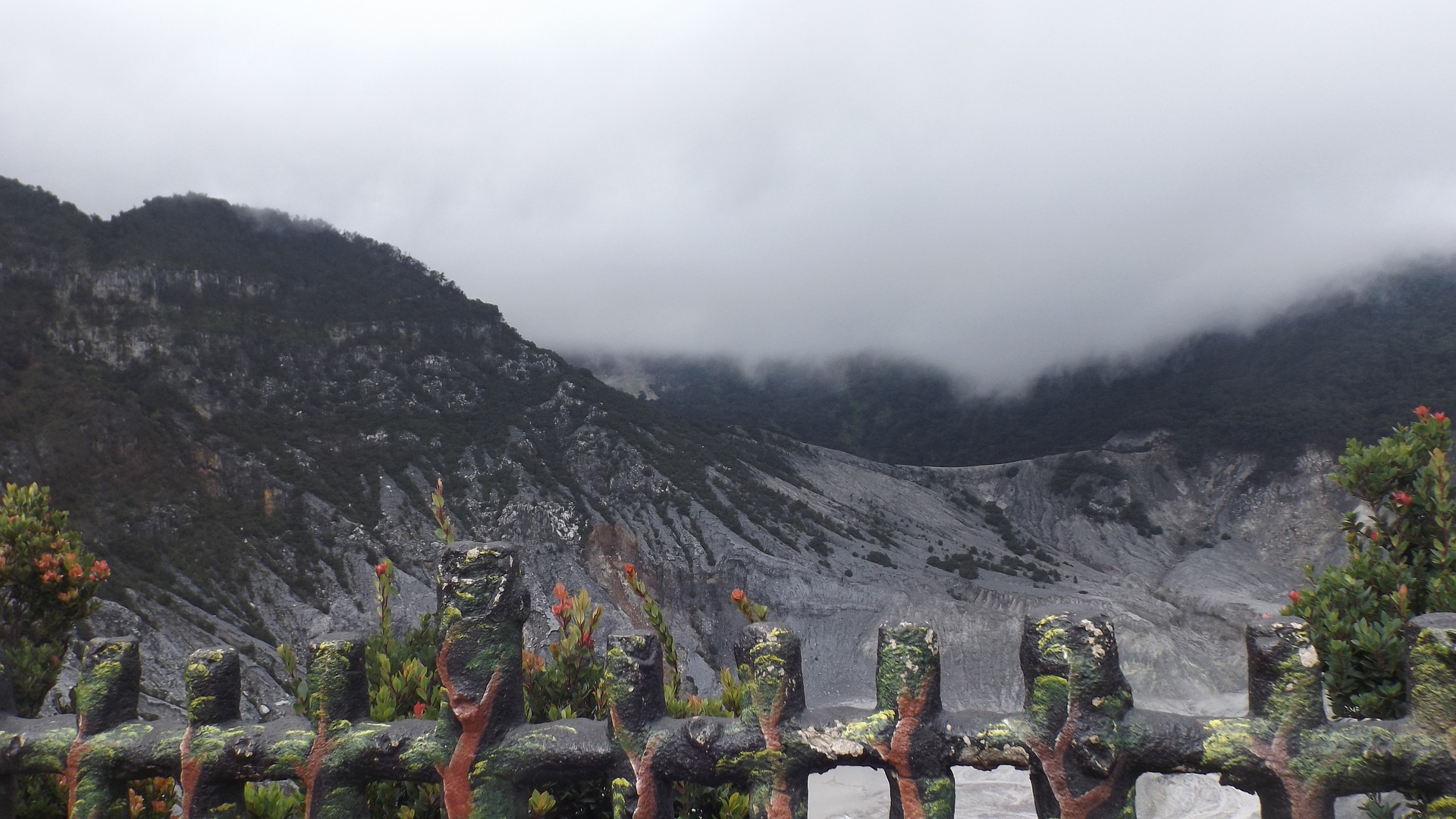 Detik-detik Gunung Tangkuban Erupsi