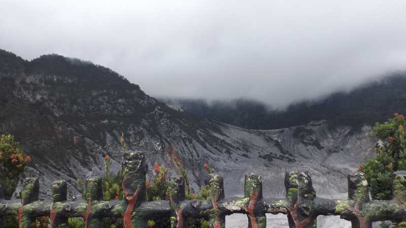 Detik-detik Gunung Tangkuban Erupsi Detik-detik Gunung Tangkuban Erupsi