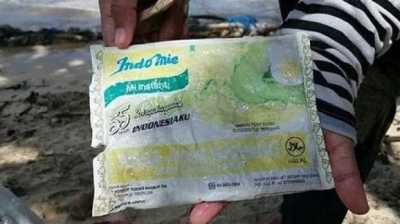  Miris, Sampah Bungkus Indomie Ini 19 Tahun Hanyut di Laut