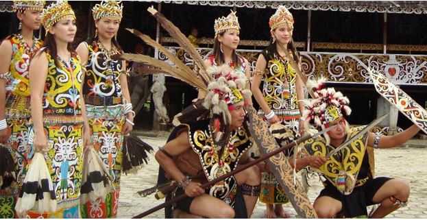 Menyelami Kebudayaan Suku Dayak di Desa Pampang, Samarinda Menyelami Kebudayaan Suku Dayak di Desa Pampang, Samarinda