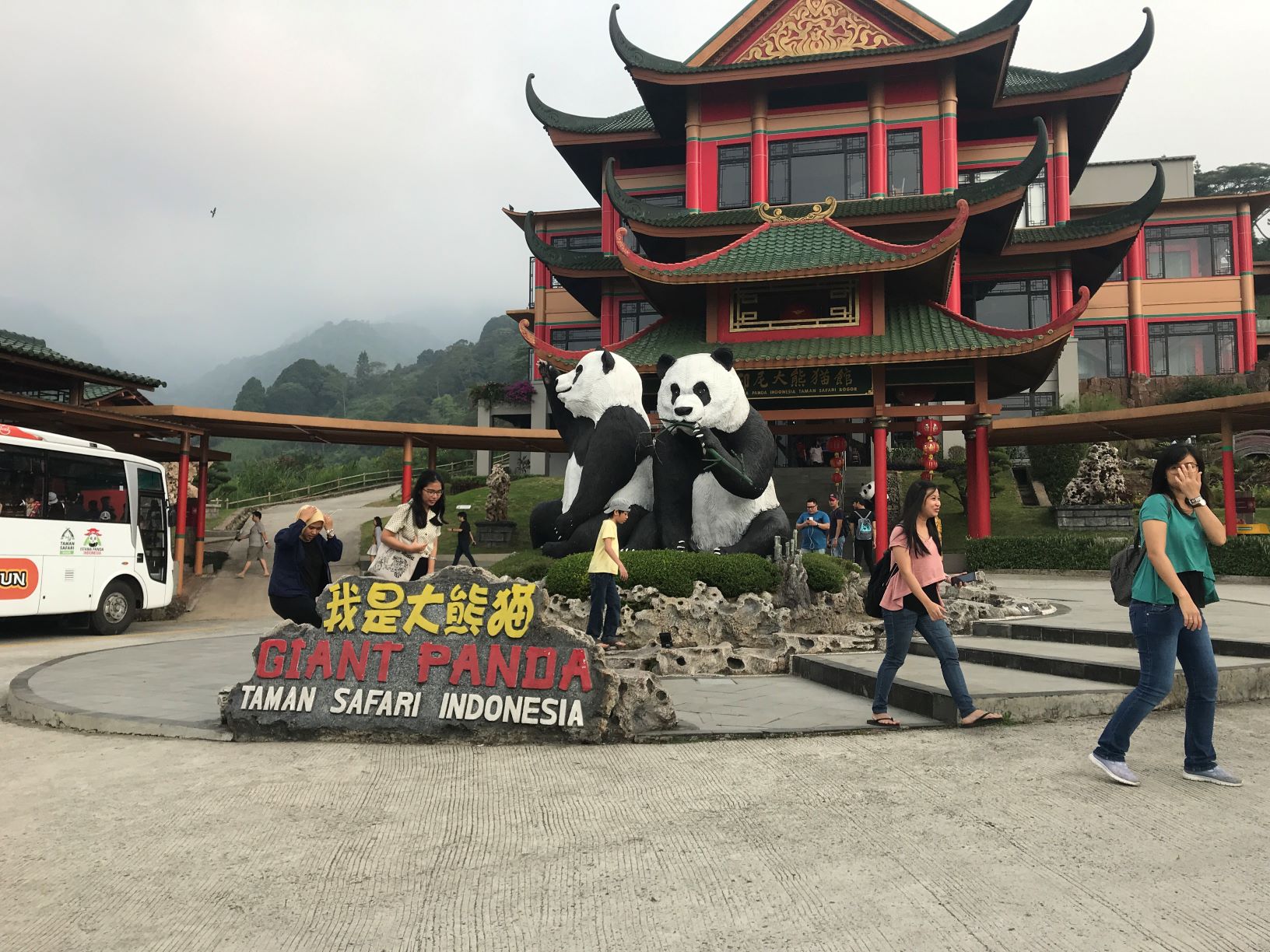 Ngabuburit Ke Istana Panda Di Taman Safari Uzone