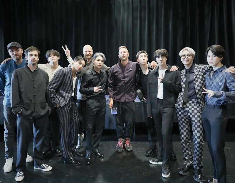 Jauh-jauh ke Korea Demi BTS, Chris Martin Banjir Pujian dari Netizen Jauh-jauh ke Korea Demi BTS, Chris Martin Banjir Pujian dari Netizen