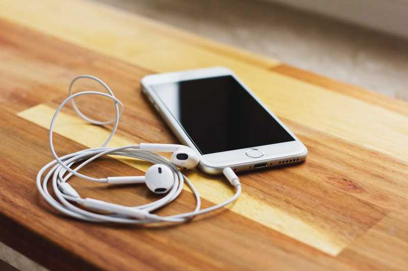Bluetooh Headphone vs TWS, Enak Pakai yang Mana? Bluetooh Headphone vs TWS, Enak Pakai yang Mana?