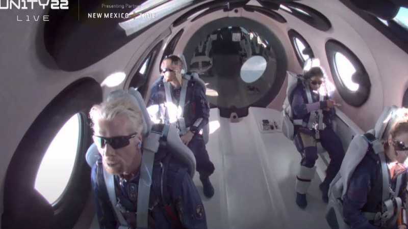 Richard Branson Jadi Wisatawan Pertama ke Luar Angkasa Richard Branson Jadi Wisatawan Pertama ke Luar Angkasa