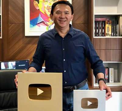 Raih 1 Juta <i>Subscriber</i> YouTube, Ahok Pamer <i>Play Button</i> Emas