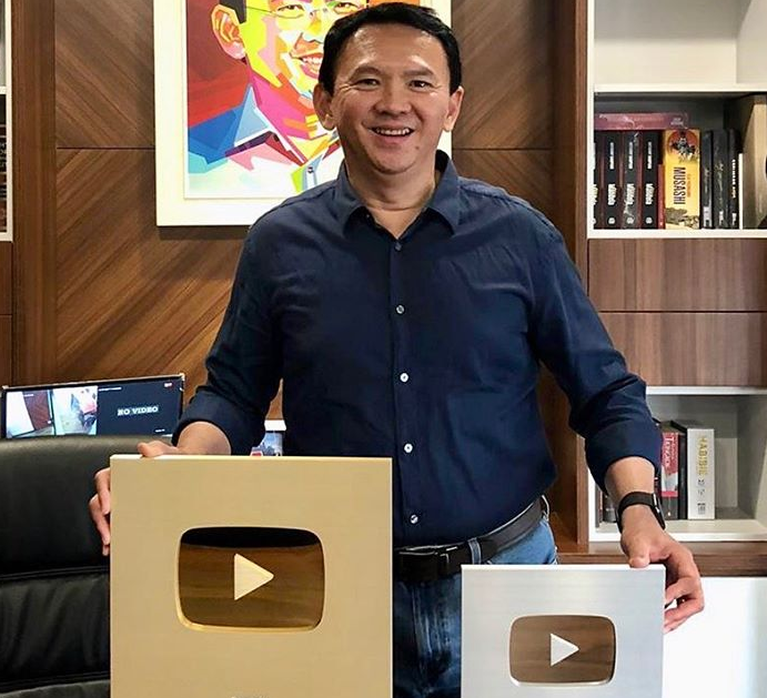 Raih 1 Juta <i>Subscriber</i> YouTube, Ahok Pamer <i>Play Button</i> Emas Raih 1 Juta <i>Subscriber</i> YouTube, Ahok Pamer <i>Play Button</i> Emas