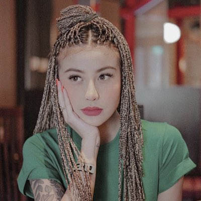 Dikritik Gaji Orang Gak Pakai Duit, Awkarin Langsung <i>Nyawer</i> iPhone Dikritik Gaji Orang Gak Pakai Duit, Awkarin Langsung <i>Nyawer</i> iPhone