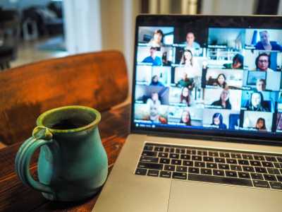 Selesai Salat Idul Fitri di Rumah Aja, Langsung Silaturahmi Virtual via Video Call!