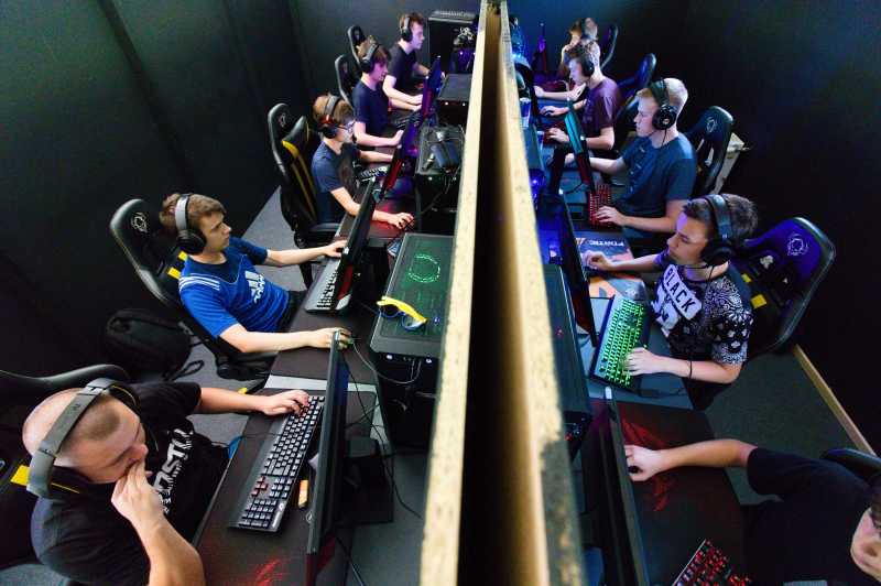 Giring Blak-blakan Soal Gaji Atlet eSports Indonesia Giring Blak-blakan Soal Gaji Atlet eSports Indonesia