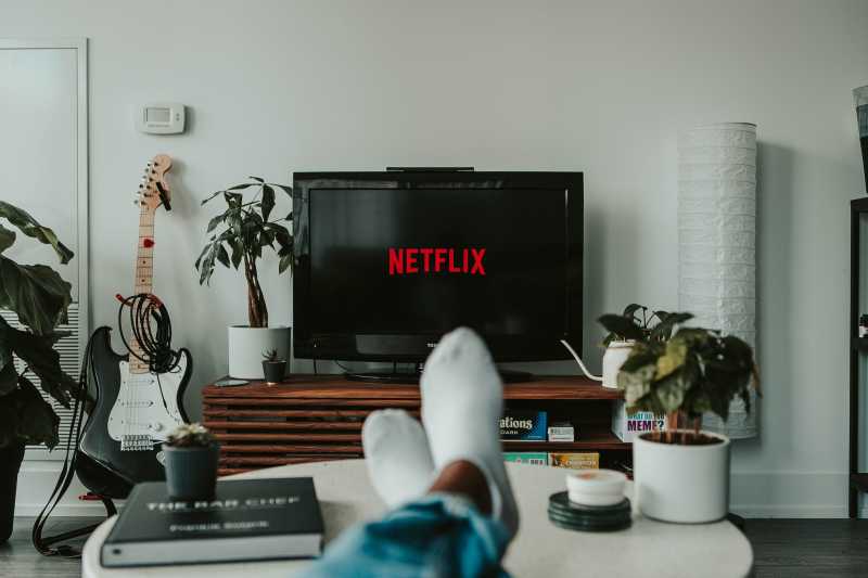 Tips Valentine Buat Pasangan LDR: Nobar Virtual Netflix dkk