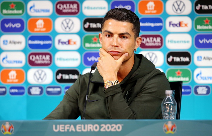 Gak Ada yang Berani Bully Ronaldo Usai Bikin Saham Coca-Cola Anjlok Rp57 Triliun