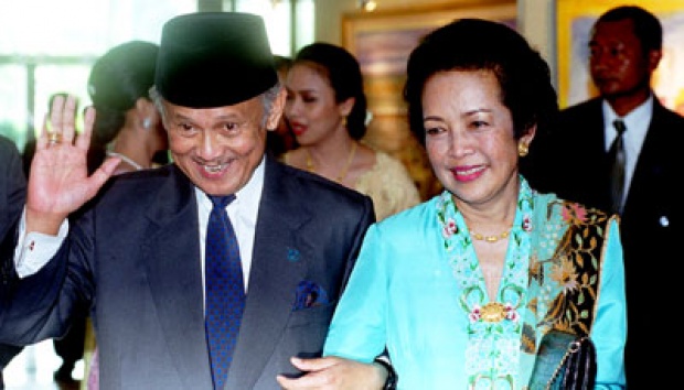 Ketika Warganet Kenang Kedalaman Cinta BJ Habibie ke Ainun