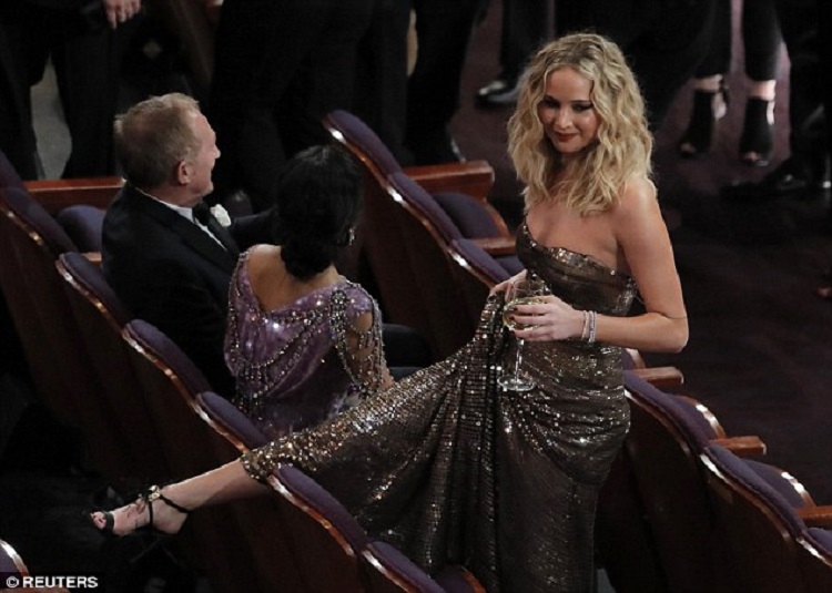 Angkat Gaun & Lompati Kursi, Gaya Konyol Jennifer Lawrence di Oscar
