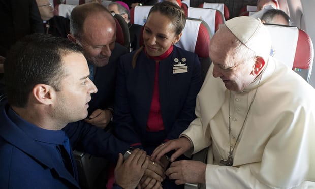Wow! Pasangan ini Dinikahkan oleh Paus Fransiskus di Pesawat