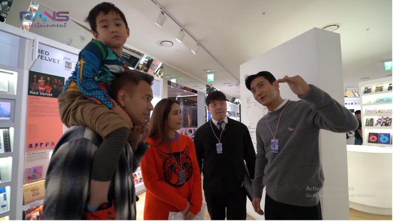 Rafathar Ogah Digendong Siwon Super Junior yang Heboh Warganet Rafathar Ogah Digendong Siwon Super Junior yang Heboh Warganet