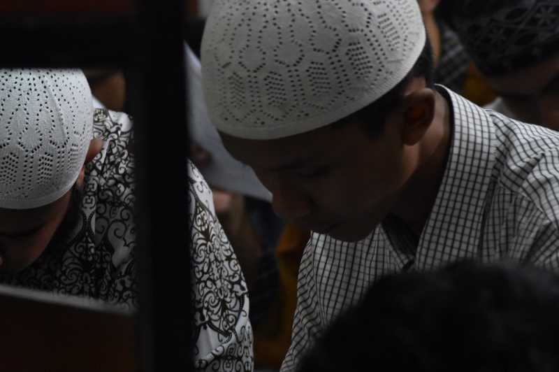 Viral! Pria Solat Tarawih Sambil Main Game Judi Online di Smartphone