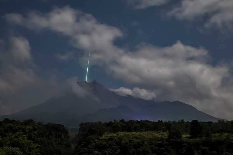 Viral Meteor Jatuh di Puncak Gunung Merapi, Ini Kata LAPAN dan BPPTKG Viral Meteor Jatuh di Puncak Gunung Merapi, Ini Kata LAPAN dan BPPTKG