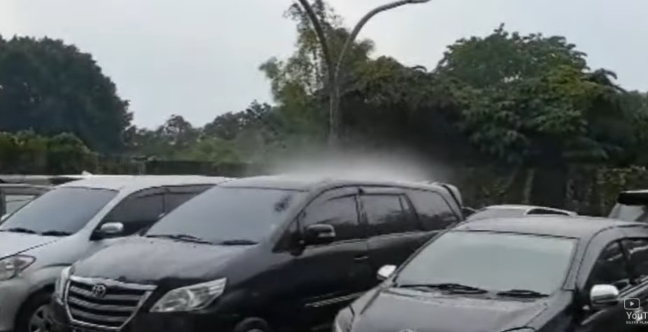 Penjelasan BMKG Soal Hujan Guyur Satu Mobil di Parkiran